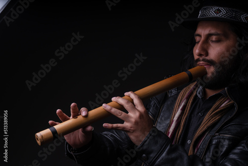 Musico Andino tocando instrumentos del Perú.