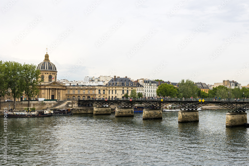 Vue sur le Pont des Arts à Paris par un temps nuageux