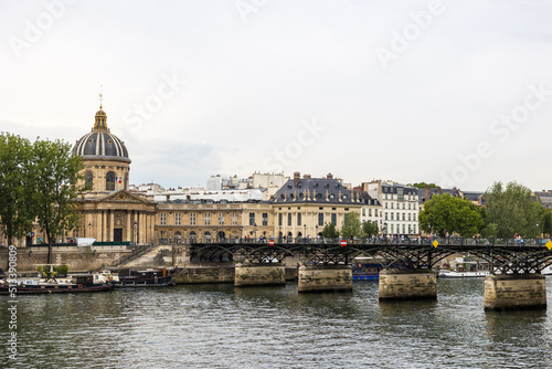 Vue sur le Pont des Arts à Paris par un temps nuageux