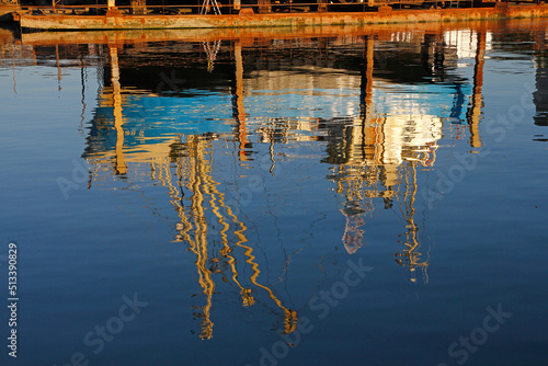 Fischkutter bei glatte see im Hafen von büsum photo