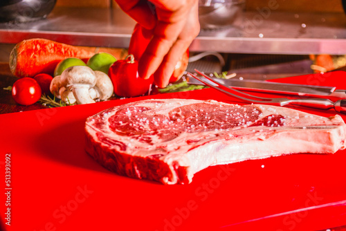 Cortes de carne cruda en la mesa de un restaurante. photo