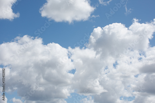 Vista do c  u azul com nuvens.