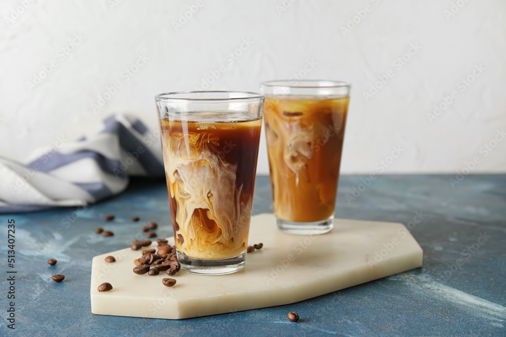 Board with glasses of cold brew coffee on color table - obrazy, fototapety, plakaty 