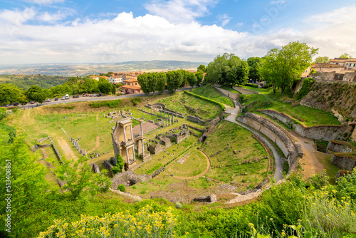 Foto The ancient ruins of the Roman Theatre or  Teatro Romano outside the city walls of the Tuscan hilltop medieval town of Volterra, Italy