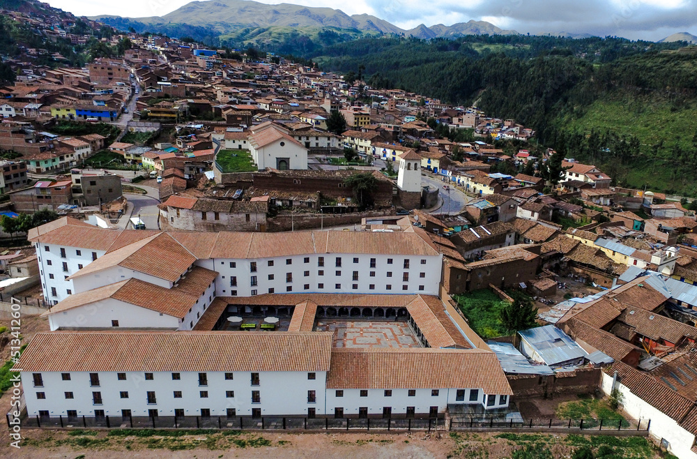 Fotografía con drone del Barrio de Santa Ana en la ciudad del Cusco, Perú.
