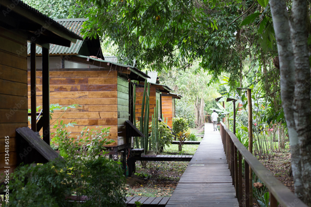 Casas de la selva selva Peruana, en Puerto Maldonado. Stock Photo ...