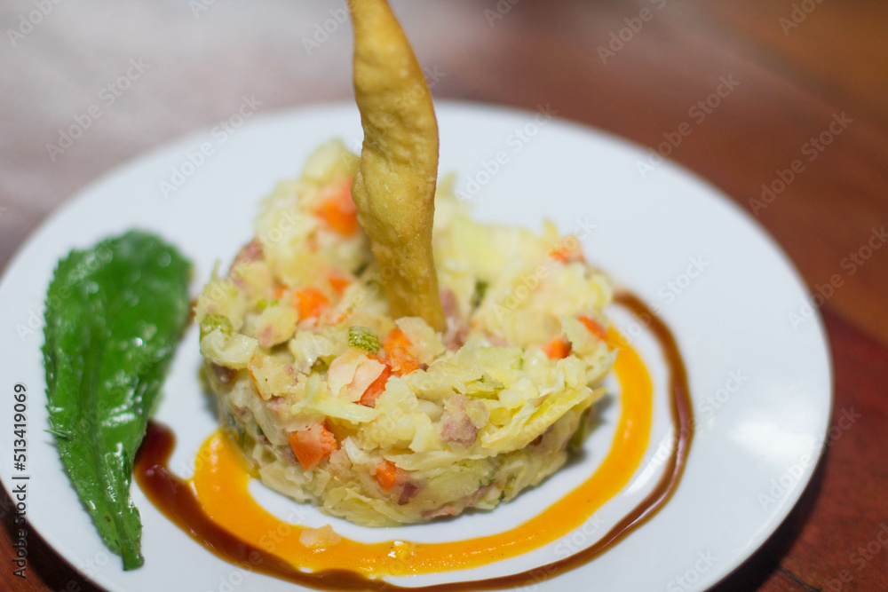 Comida Típica De La Selva Peruana Pure De Verduras Con Yucas Fritas Comida Típica De La Selva Peruana Pure De Verduras Con Yucas Fritas