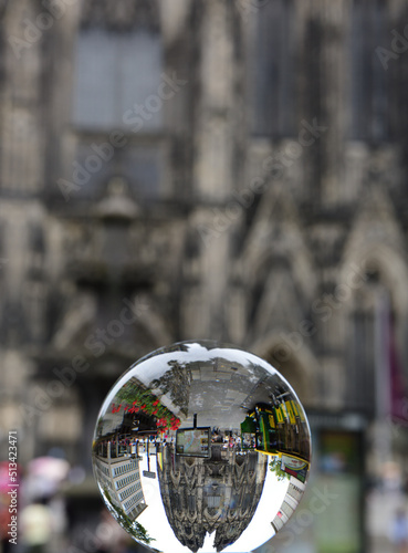 kölner dom durch kristall ball fotografiert, köln. deutschland photo