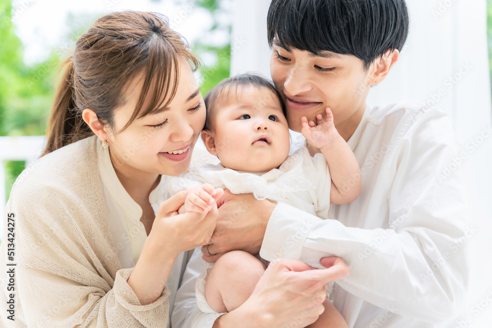 笑顔の赤ちゃんと両親 子育てイメージ 笑顔の赤ちゃんと両親 子育てイメージ