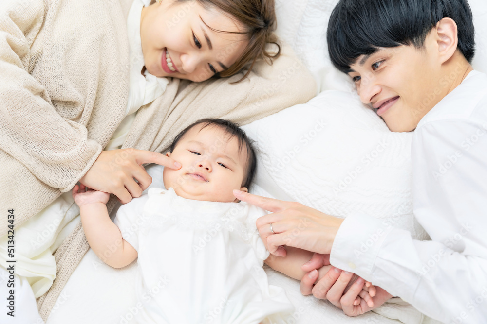 赤ちゃんを寝かしつける両親 子育てイメージ 赤ちゃんを寝かしつける両親 子育てイメージ