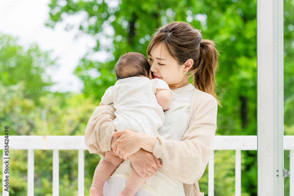 赤ちゃんを抱っこする女性 赤ちゃんを抱っこする女性