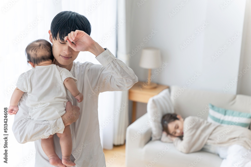 赤ちゃんを抱いて悩む男性 育児疲れ 産後うつ 赤ちゃんを抱いて悩む男性 育児疲れ 産後うつ