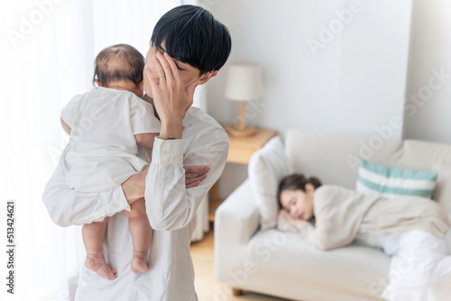 Fototapete 赤ちゃんを抱いて悩む男性　育児疲れ　産後うつ