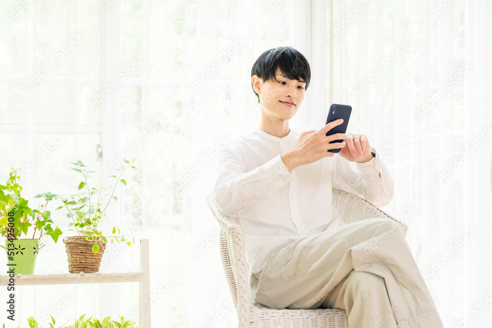 スマホを見る男性 スマホを見る男性