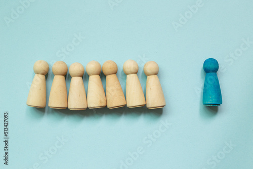 Obraz na płótnie Majority vs minority concept. Wooden human figure on blue background w salonie