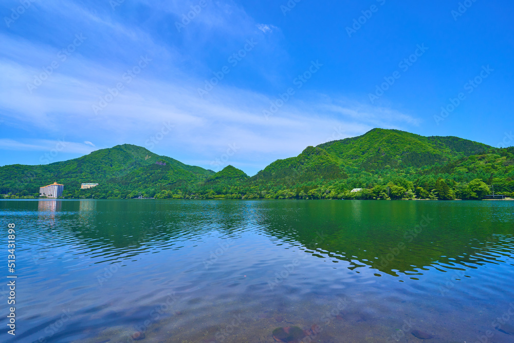 群馬県の榛名湖畔から新緑の鬢櫛山、掃部ヶ岳方面