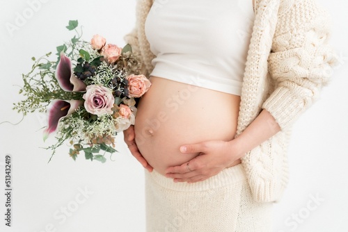 マタニティ 産まれる直前の妊婦のお腹