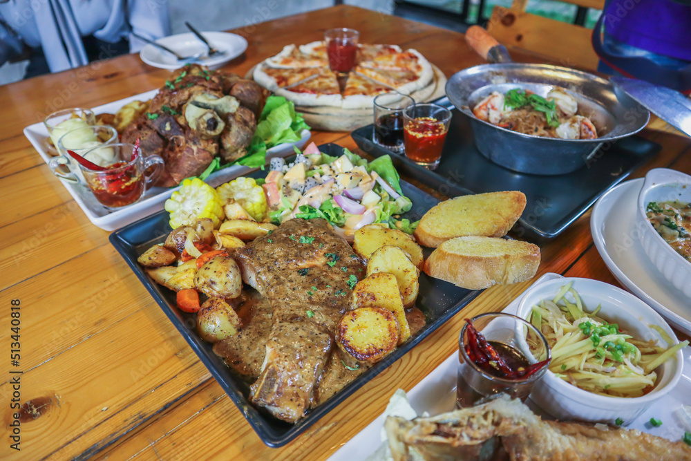 A variety of dishes are laid out on the table to prepare for family and friends banquets during New Year's Eve. Diverse food preparation ideas for family and friends parties during the festive season. A variety of dishes are laid out on the table to prepare for family and friends banquets during New Year's Eve. Diverse food preparation ideas for family and friends parties during the festive season.