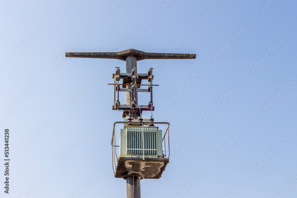 Stillgelegter Strommast unter blauem Himmel Stillgelegter Strommast unter blauem Himmel