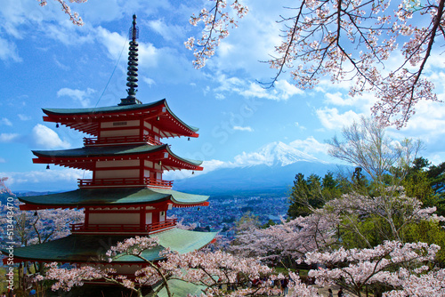 春の新倉山浅間神社と富士山