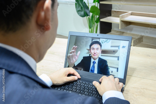 Wallpaper Mural オンライン会議中のビジネスマン Torontodigital.ca