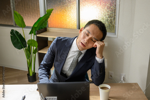 Wallpaper Mural 残業で疲れているビジネスマン Torontodigital.ca