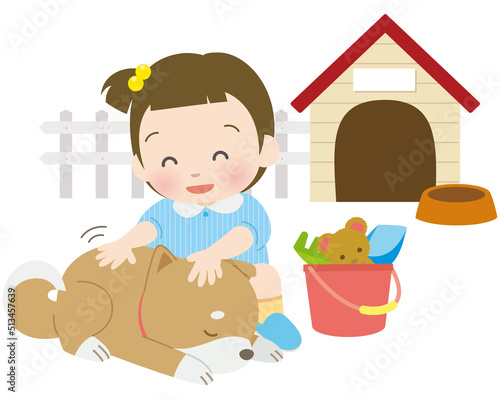寝ている柴犬を撫で回す女の子