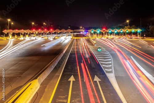 Circulación nocturna por autopista. Concepto vida nocturan, conducción, circulación. © Antonio