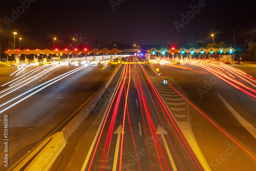 Circulación nocturna por autopista. Concepto vida nocturan, conducción, circulación.