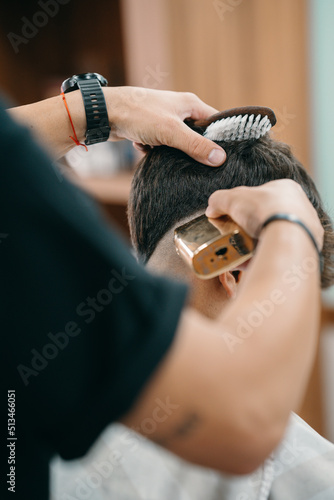 barbero cortando pelo detalle