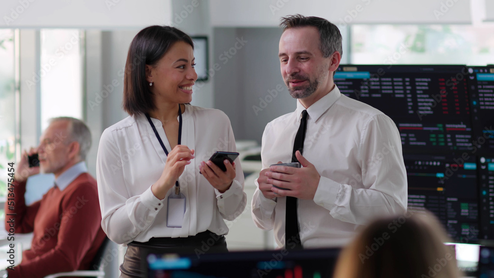 Obraz premium Diverse colleagues chat and drink coffee during break at work