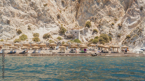 Φωτογραφία White beach on the island of Santorini, Greece.