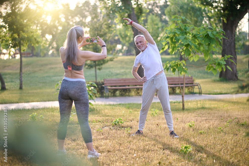 Obraz premium A mature couple having a workout in the park