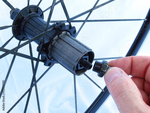 Moyeu arrière d'un vélo, démontage, vérification, nettoyage, lubrification et remontage de la roue libre. photo