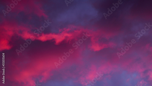 Reflets rougeoyants pendant le coucher du soleil, sous des nuages de haute altitude © Anthony