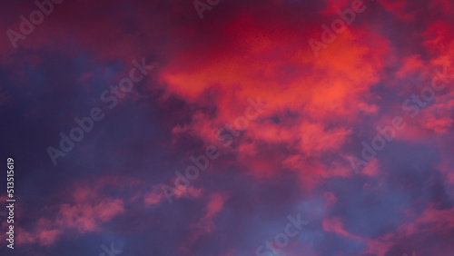 Reflets rougeoyants pendant le coucher du soleil, sous des nuages de haute altitude