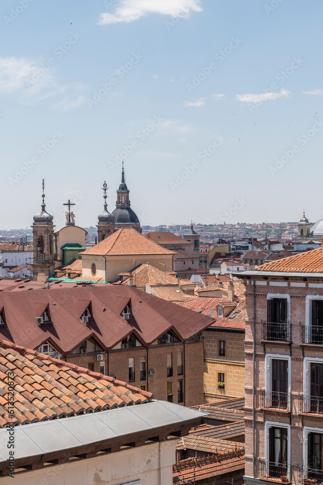 Obraz premium Covers the city of Madrid with domes and spiers of several churches on a sunny day