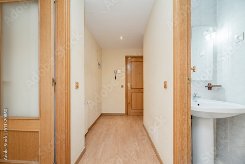 Distributor corridor of a house with access to other rooms and a small toilet
