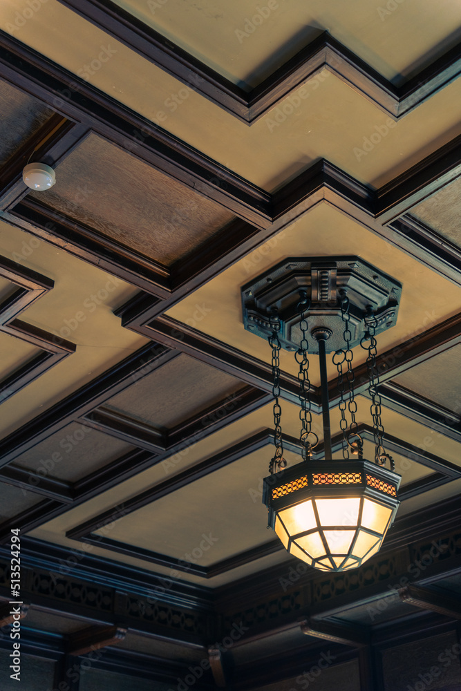 古い家の天井と照明器具
