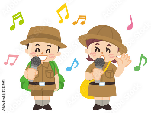 マイクを持って歌う探検隊の子供　カラオケ　ボーイスカウト　冒険　アウトドア