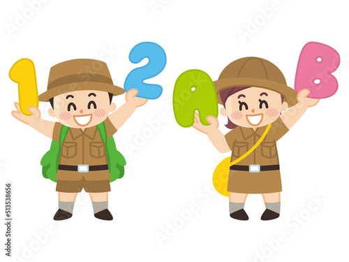 数字とアルファベットを持った探検隊の子供　ボーイスカウト　冒険　アウトドア