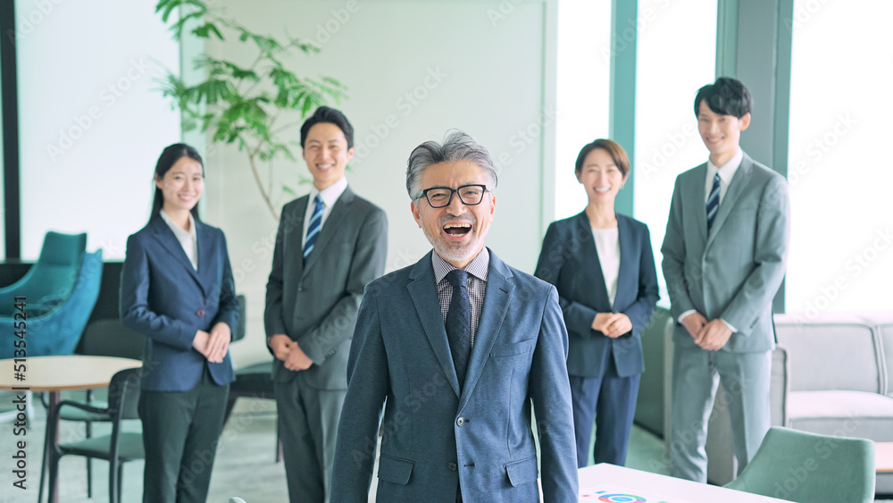 エグゼクティブ男性と会社員グループ エグゼクティブ男性と会社員グループ