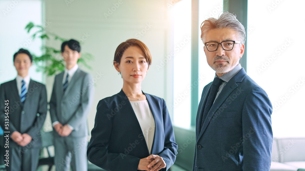 エグゼクティブ男性と会社員グループ エグゼクティブ男性と会社員グループ