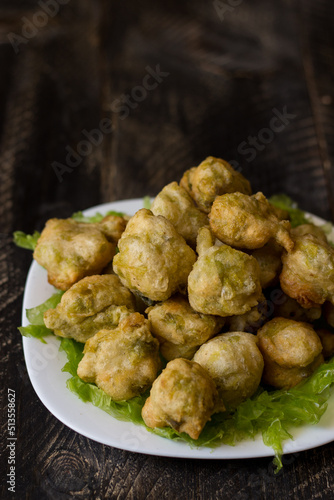Seaweed fritters, or zeppoline, are small pieces of deep-fried grown dough typical of the Neapolitan tradition.