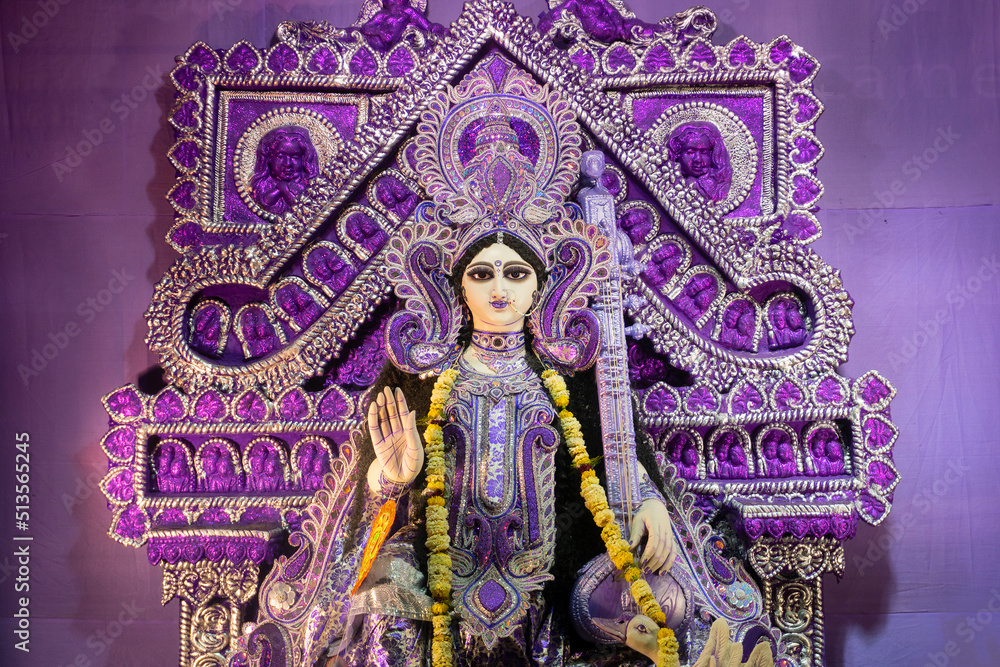 Obraz premium Idol of Goddess Saraswati at Kolkata, West Bengal, India. Saraswati is Hindu goddess of knowledge, music, art, wisdom, and learning. Worshipping is done to get divine blessing to achieve excellence.