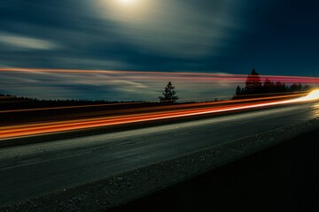Papier peint photo Autoroute de nuit Route nocturne aux traînées lumineuses  © Brian Jones/Wirestock Creators