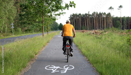 Kierownica roweru, rowerzysta na ścieżce rowerowej w lesie. © Stanisław Błachowicz