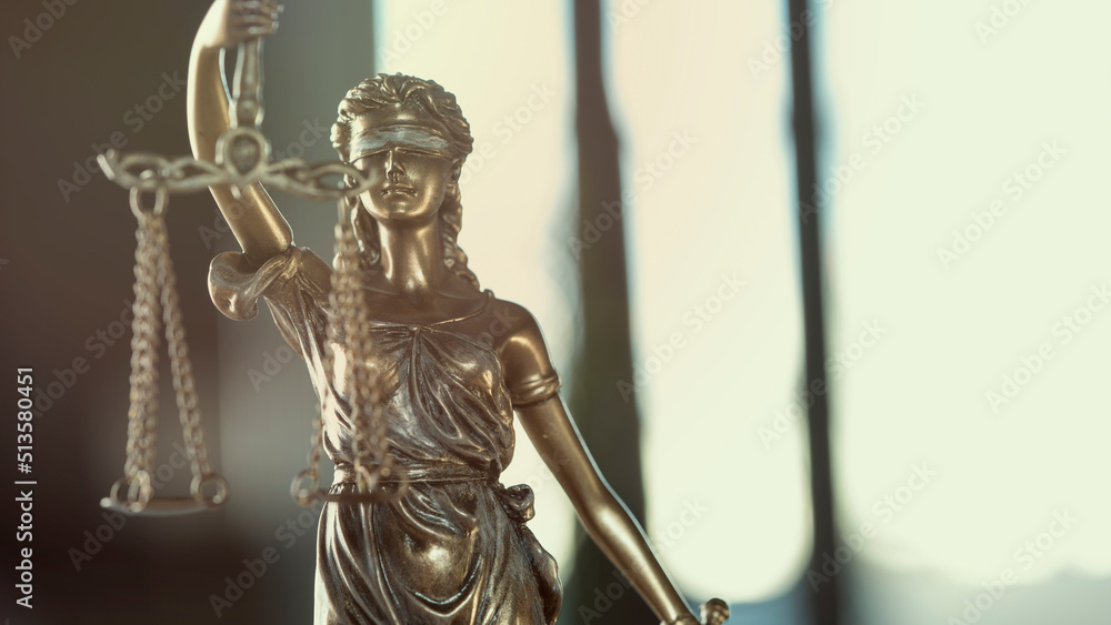 Obraz premium Legal and law concept statue of Lady Justice on blurred background