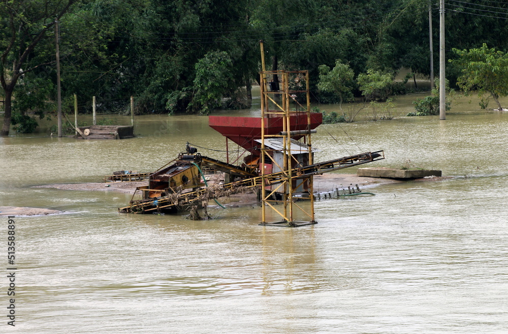 Obraz premium Flooded stone crusher Machine at sylhet, Bangladesh due to overflowing water.