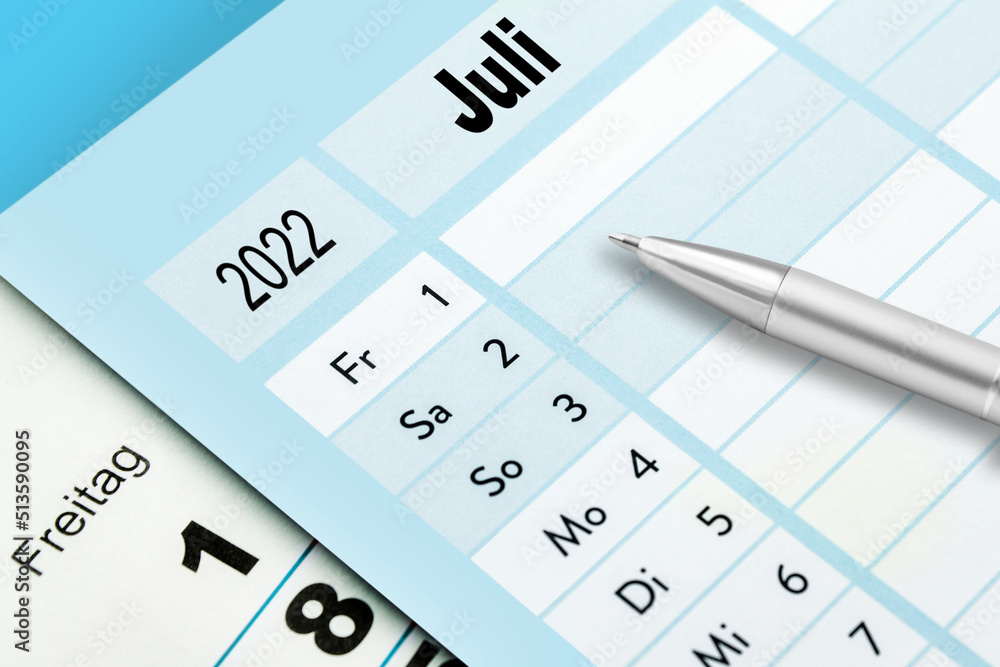 Deutscher Kalender Freitag 1. Juli 2022 und Kugelschreiber Stock Photo 